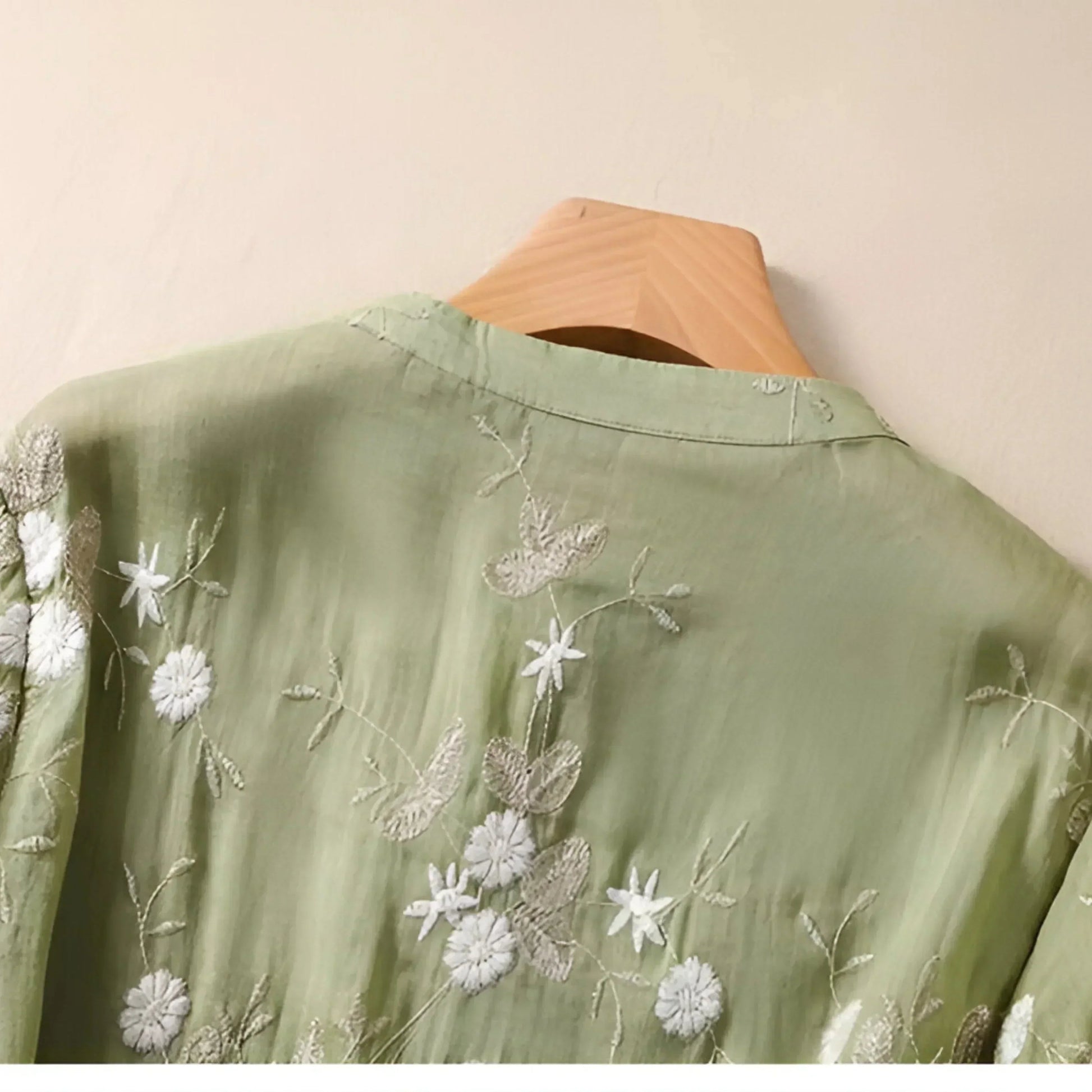 EMILY | COTTON TOP WITH EMBROIDERED FLOWERS Olyndra London